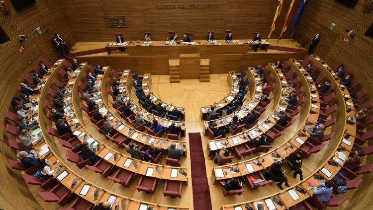 Panoràmica de les Corts valencianes durant la sessió d’aquest dimarts, en què shan debatut les esmenes a la totalitat als pressupostos presentades pel PP i Vox.