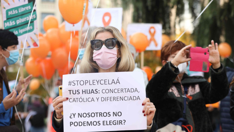 Manifestació en contra de la llei Celaá, que propugna la regulació de la barra lliure de la concertada| Europa Press