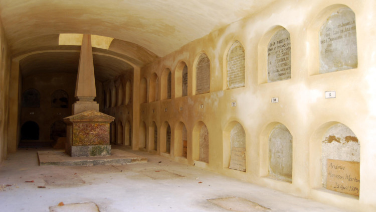 Interior d’una de les criptes amb el panteó del cònsol suec al centre. Àlex Rebollo