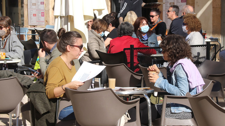 Pla mitjà de dues persones en una terrassa d'un bar de la plaça de la Font de Tarragona. Agència Catalana de Notícies
