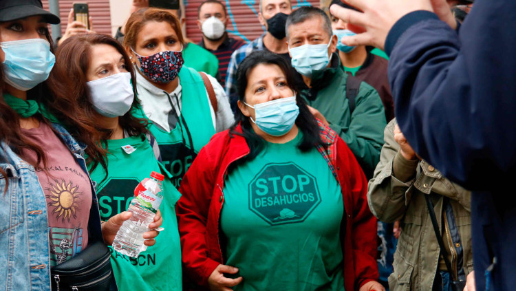 Activistes de la PAH durant un desnonament a Barcelona durant aquest mes de novembre| ACN