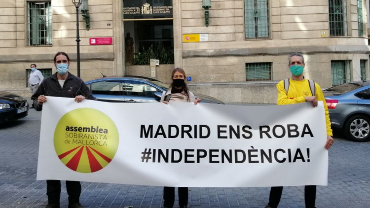 Representants de l'Assemblea Sobiranista de Mallorca protesten davant la delegació del Govern espanyol a Palma. Twitter Assemblea Sobiranista de Mallorca @AssembSmallorcA