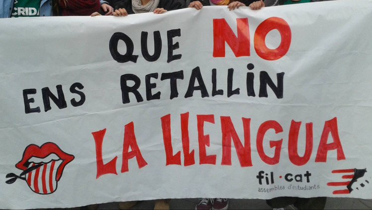 Pancarta de l'Assemblea d'Estudiants en suport a la llengua catalana