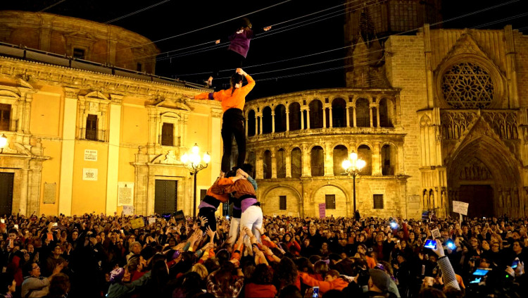Vaga feminista a València amb cloenda de Muixeranga