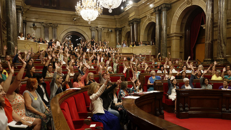 Un moment de la votació durant la sessió del 'Parlament de les dones' (1 de juliol de 2019). Agència Catalana de Notícies