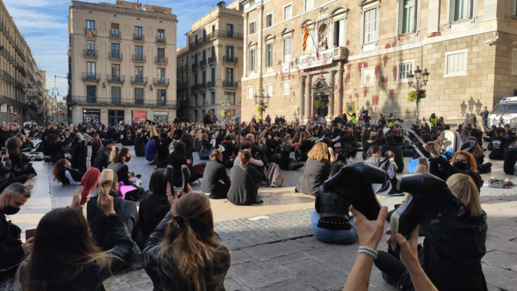 es escoles de ball es van manifestar el 9 de novembre de 2020 davant el Palau de la Generalitat de Catalunya, de negre i amb les sabates de ball. Arxiu Associació de Professionals de la Dansa de Catalunya (APdC)