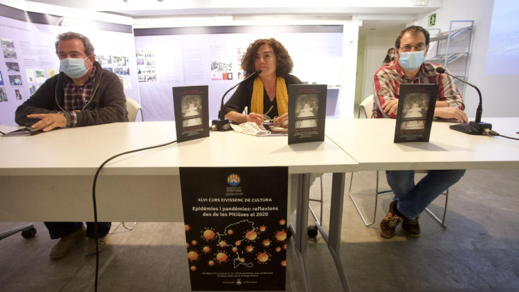 Els dramaturgs Bernat Joan (a l'esquerra) i Vicent Tur (a la dreta) amb Joana Tur a Eivissa a la presentació recent del volum col·lectiu 'No tenguis por'. Daniel Espinosa