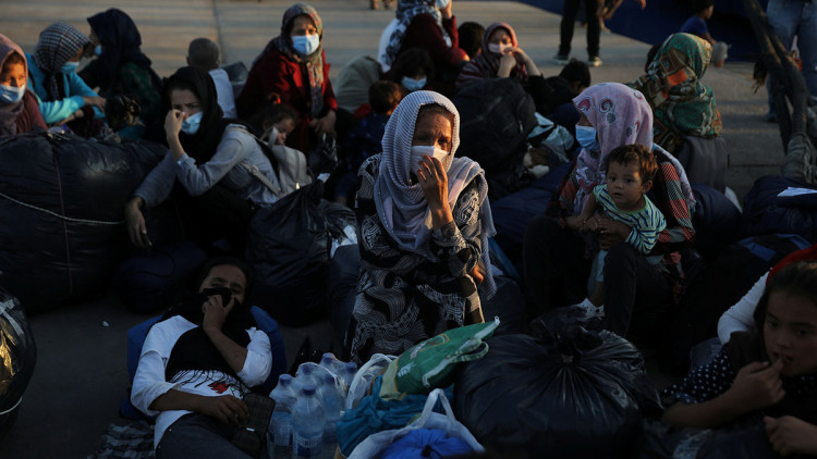 Un grup de persones esperen ser traslladades als camps de refugiats del continent després de la seva arribada en ferri des de l’illa de Lesbos, Grècia, el 29 de setembre de 2020. Agència Catalana de Notícies