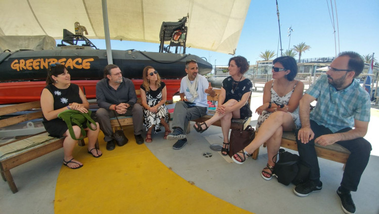 Un acte de Greenpeace amb diversos càrrecs de Compromís, entre els quals els dos diputats de Verds-Equo —Juan Ponce i Cristina Rodríguez, segon i tercer per l'esquerra— i el coportaveu (amb Rodríguez) de la formació, Natxo Serra, que és el primer per la dreta