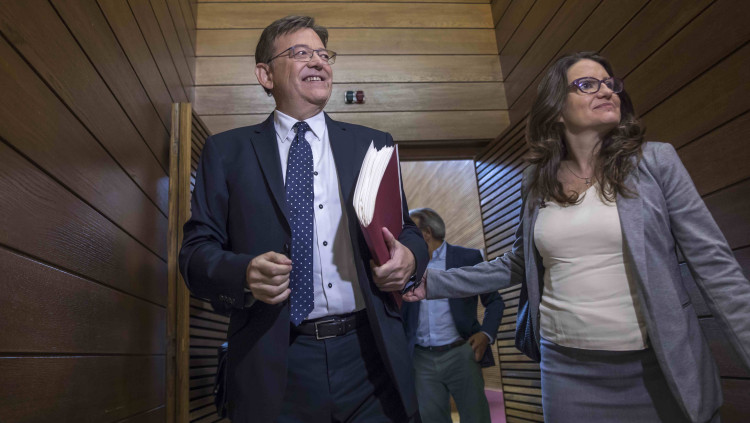 Ximo Puig i Mónica Oltra, en una imatge de 2018 a les Corts valencianes.
