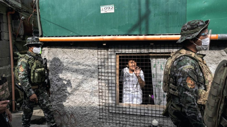Agents de policia al nord de Manila: el bloqueig dur va ser de poca utilitat per a la gent. Der Spiegel