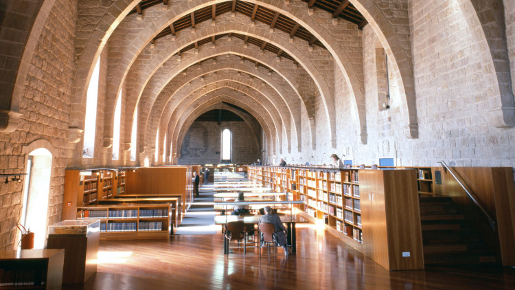 La nau de Llevant amb els seus arcs apuntats. Biblioteca de Catalunya