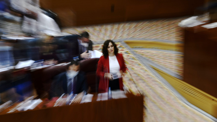 La presidenta de la Comunitat de Madrid, Isabel Díaz Ayuso, durant una sessió de control parlamentària.. Europa Press