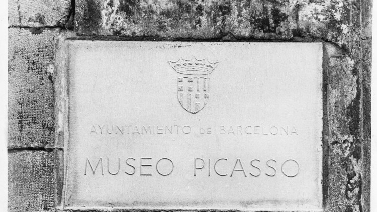 Placa del Museu Picasso a la façana del palau Berenguer d’Aguilar. Barcelona, c. 1963. Fotografia: Josa. Museu Picasso, Barcelona