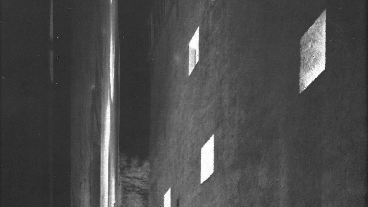 Imatge nocturna de la casa de l’escultora Mary Callery a Cadaqués obra de Harnden i Bombelli
