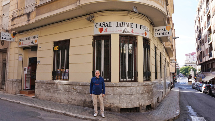 Agustí Agulló, a l'entrada del Casal d'Elx. El Tempir
