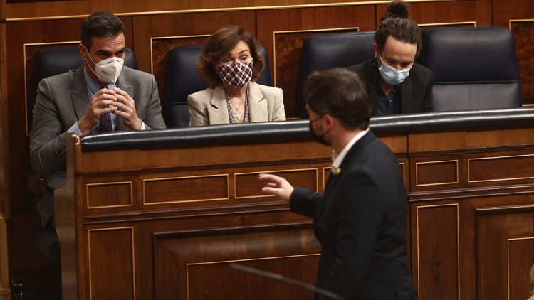 El diputat d'ERC, Gabriel Rufián, es creua amb Pedro Sánchez durant la sessió d'aprovació pressupostària al Congrés. Europa Press