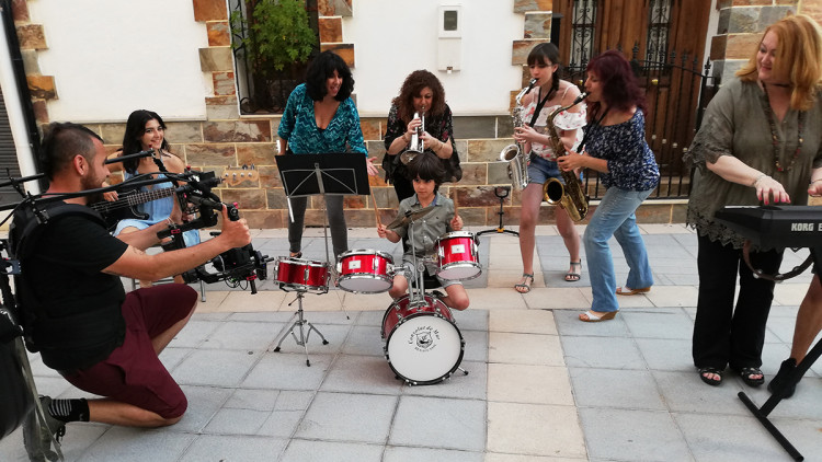 Una imatge de la filmació del documental La bomba Carraixet, que reflecteix la trajectòria de la mítica formació musical de Tavernes Blanques, tres generacions de músics, la gran majoria dones. En el centre, el més menut de la nissaga, Màxim Giner, a la bateria