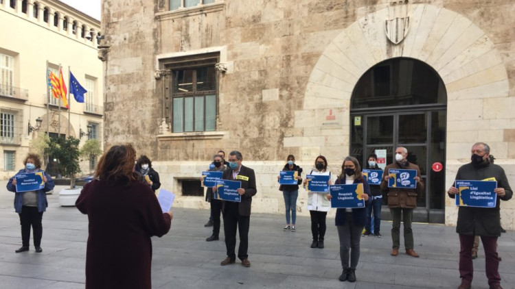 Entitats civils valencianes s'han manifestat aquest divendres pels drets lingüístics a la porta del palau de la Generalitat Valenciana| Escola Valenciana