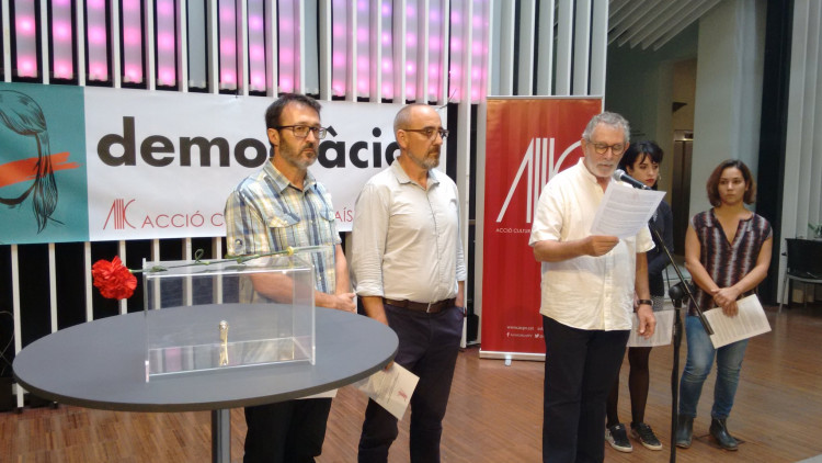 La junta directiva d'ACPV, durant la lectura del manifest en favor del referènmdum de l'1O.