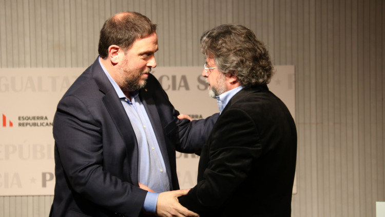 El portaveu de Demòcrates de Catalunya, Antoni Castellà, i el vicepresident del Govern i líder d'ERC, Oriol Junqueras, s'abracen en l'acte 'De República a República', l'11 de febrer del 2017. Agència Catalana de Notícies