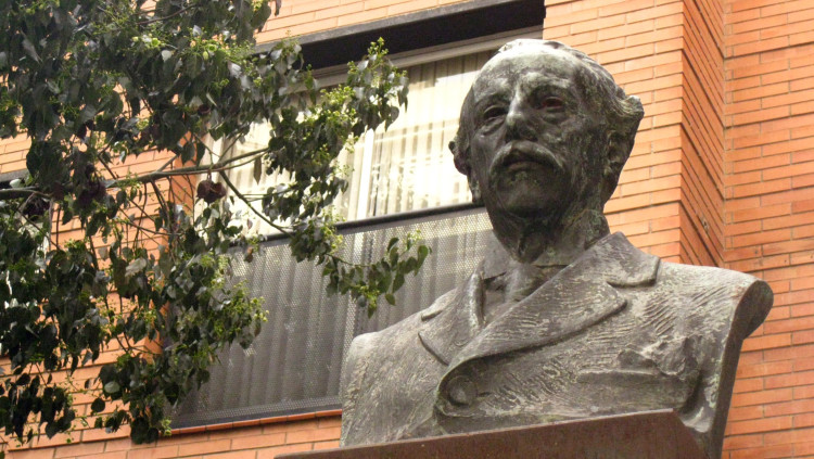 Bust dedicat a Narcís Oller a Barcelona. L'escriptor va descriure els menús de la seva època