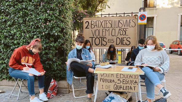 Alumnes protesten a les portes de l'IES Lluís Vives de València