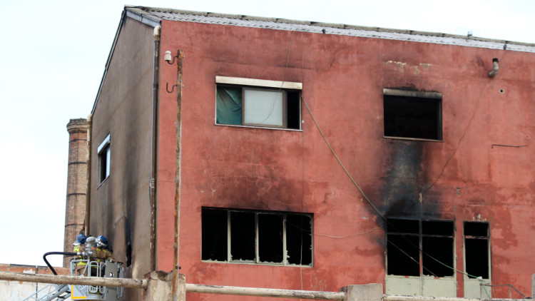 Bombers treballen en l'incendi de la nau industrial abandonada i ocupada a Badalona. Agència Catalana de Notícies
