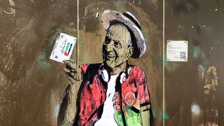 Pla detall de la representació de Joan Carles I a l'obra 'Viatjant com un rei', de l'artista urbà TVBoy, al Parc de la Barceloneta, Barcelona. Agència Catalana de Notícies