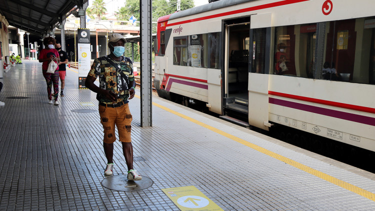 Usuaris a l'estació de tren de Martorell amb la senyalització del tall de la R4 de Rodalies. Agència Catalana de Notícies