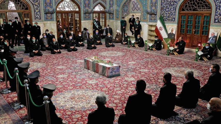 Pregària durant el funeral del científic atòmic Fakhrizadeh. Der Spiegel