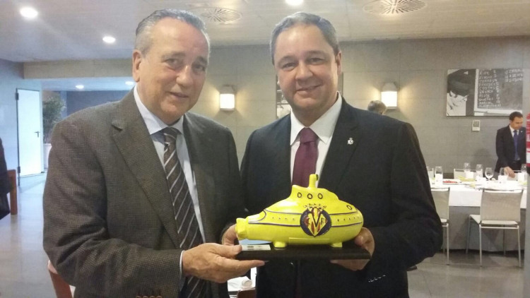 El president del Vila-real CF, Fernando Roig, entrega un xicotet submarí a l'aleshores president del Deportivo, Tino Fernández| @VillarrealCF