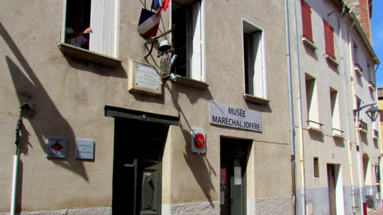 Façana de la casa-natal museu del Mariscal Joffre a Ribesaltes. Wikicommons
