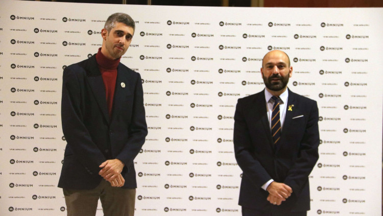 L'escriptor Víctor García Tur, guanyador del 61è Premi Sant Jordi amb la novel·la 'L'aigua que vols', al costat del vicepresident d'Òmnium, Marcel Mauri, durant la Nit de Santa Llúcia el 15 de desembre del 2020 a Barcelona. Agència Catalana de Notícies