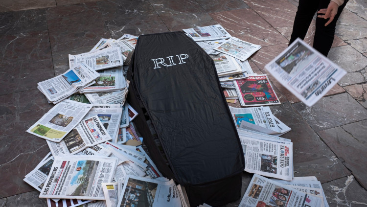 Acció simbòlica per evitar el risc de mort del sistema comunicatiu valencià| Unió de Periodistes/Biel Aliño