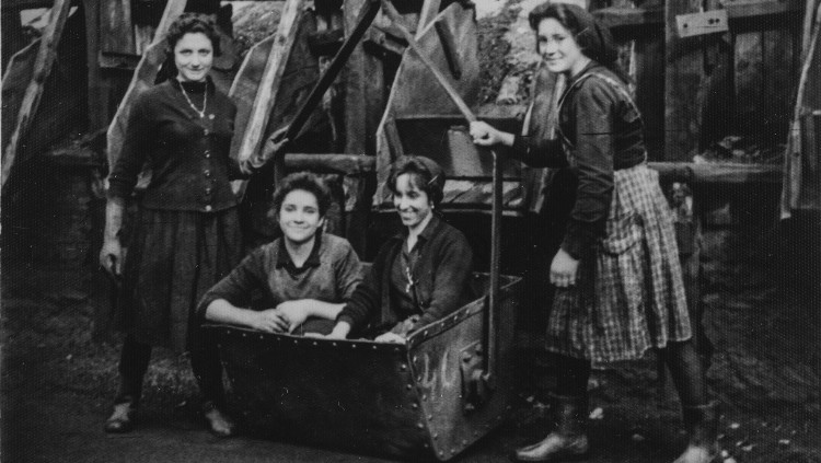 Treballadores d'una mina lleonesa quan el carbó era el principal motor econòmic del Bierzo. La segona per la dreta és Libertad Aurora, protagonista del tercer relat del llibre.