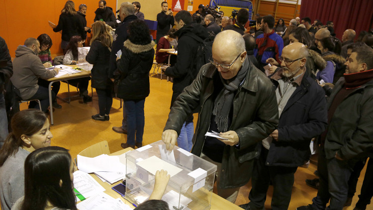 Cua de primers votants en un col·legi electoral de Barcelona. Imatge del 21 de desembre de 2017. Agència Catalana de Notícies