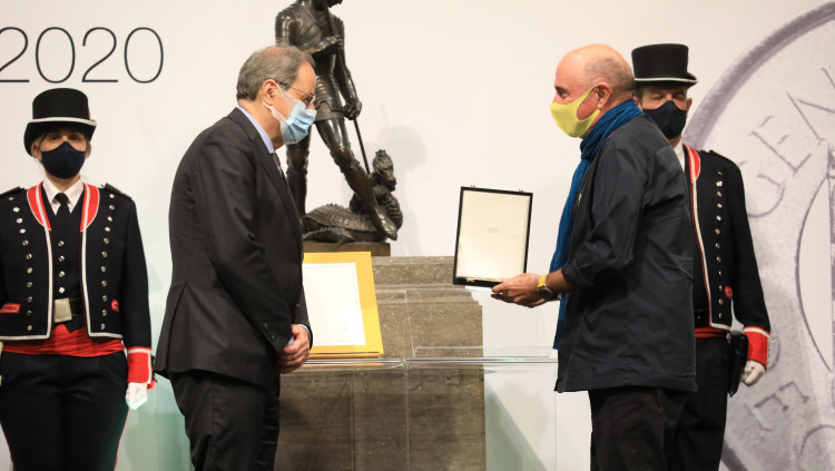 El 131è president de la Generalitat, Quim Torra, davant del cantautor, escriptor i polític Lluís Llach, que mostra la medalla d'Or de la Generalitat. Agència Catalana de Notícies