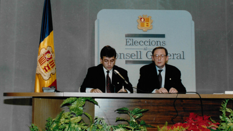 Jordi Cinca compareix en roda de premsa al costat d'Òscar Ribas en el context de les eleccions al Consell General d'Andorra de 1993.