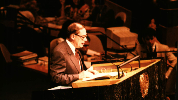 Òscar Ribas, cap del Govern d'Andorra, pronuncia el primer discurs en català davant l'Assemblea General de Nacions Unides, a Nova York, el 28 de juliol de 1993