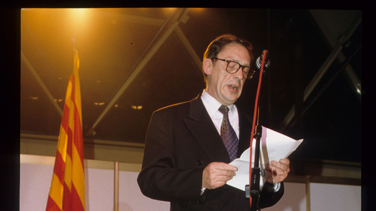Òscar Ribas fa el discurs d'obertura dels Premis Octubre l'any 1993. El cap de Govern d'Andorra va acudir a diverses edicions d'aquests guardons entregats per l'Editorial 3i4. Arxiu EL TEMPS