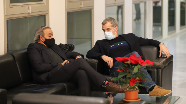 Toni Cantó i el síndic socialista, Manolo Mata, conversen a les Corts valencianes aquest dimarts durant la celebració del ple de la Llei de pressupostos. / Pablo Gobernado