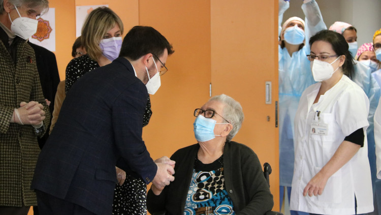 Josefa Pérez, primera persona a rebre la vacuna contra la covid-19 a Catalunya, saluda el vicepresident del Govern, Pere Aragonès. Agència Catalana de Notícies