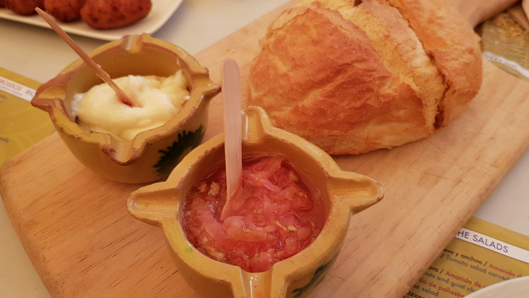 Allioli i salsa de tomaca. Viquipèdia