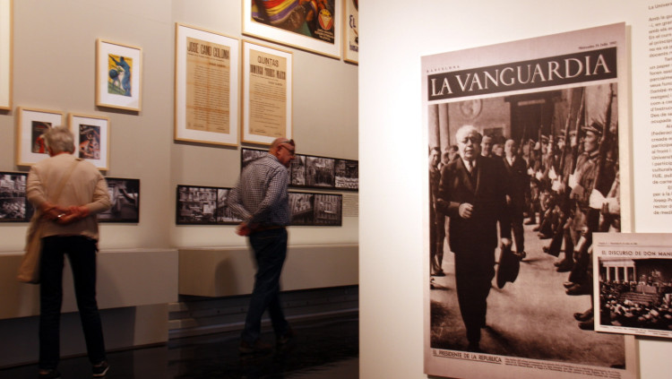Portada de La Vanguardia amb Manuel Azaña exposada a l'exposició 'Tot està per fer. València, capital de la República (1936-1937). Agència Catalana de Notícies