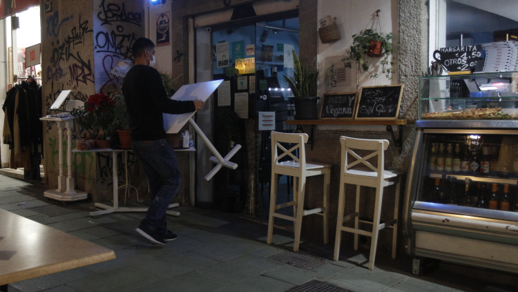 Un cambrer tanca un local de restauració a Palma. Europa Press