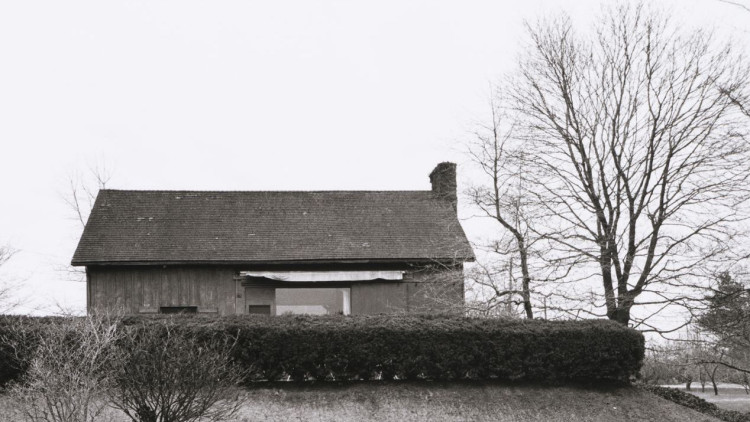 Autor d’un dels aforismes més coneguts de la història de l’arquitectura:  “menys és més”, l’arquitecte alemany Mies van der Rohe és avui un referent que va obrir camins que encara s’estan explorant.  Per la rellevància i grandesa del personatge la seva obra s’ha estudiat en profunditat i es coneix pràcticament tot, des de la seva trajectòria professional fins a aspectes més privats de la seva biografia privada i amorosa. Però sorprenentment la casa que va construir a Long Island (NY) per a l’escultora Mary Callery resta inèdita.  Mary Callery (1903–1977) va ser una “esteta” que va dedicar tota la seva vida a l’art. L’