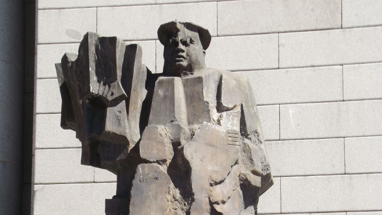Escultura dedicada a Indalecio Prieto, ministre de Defensa durant la Segona República espanyola. Viquipèdia