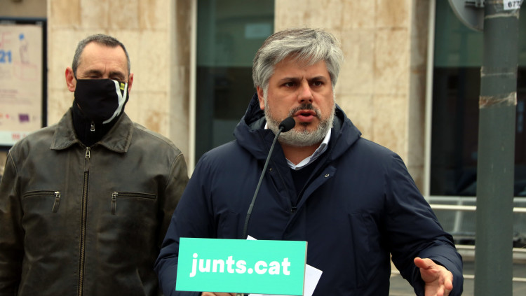 Pla mitjà del cap de llista de JxCat per Tarragona el 14-F, Albert Batet, en roda de premsa davant l'estació de tren de Tarragona. Agència Catalana de Notícies