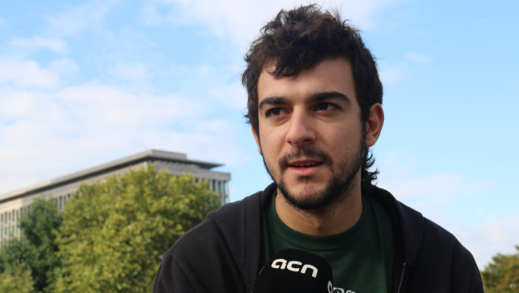 Pla mig d'Adrià Carrasco, el membre del CDR d'Esplugues de Llobregat establert a Bèlgica, durant una entrevista amb l'ACN a Brussel·les el 7 de setembre del 2018. Agència Catalana de Notícies